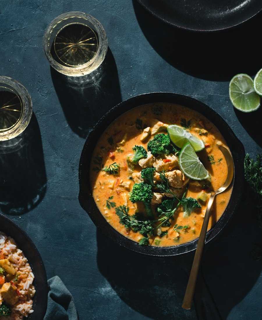 Thai-Curry in schwarzer Schale
