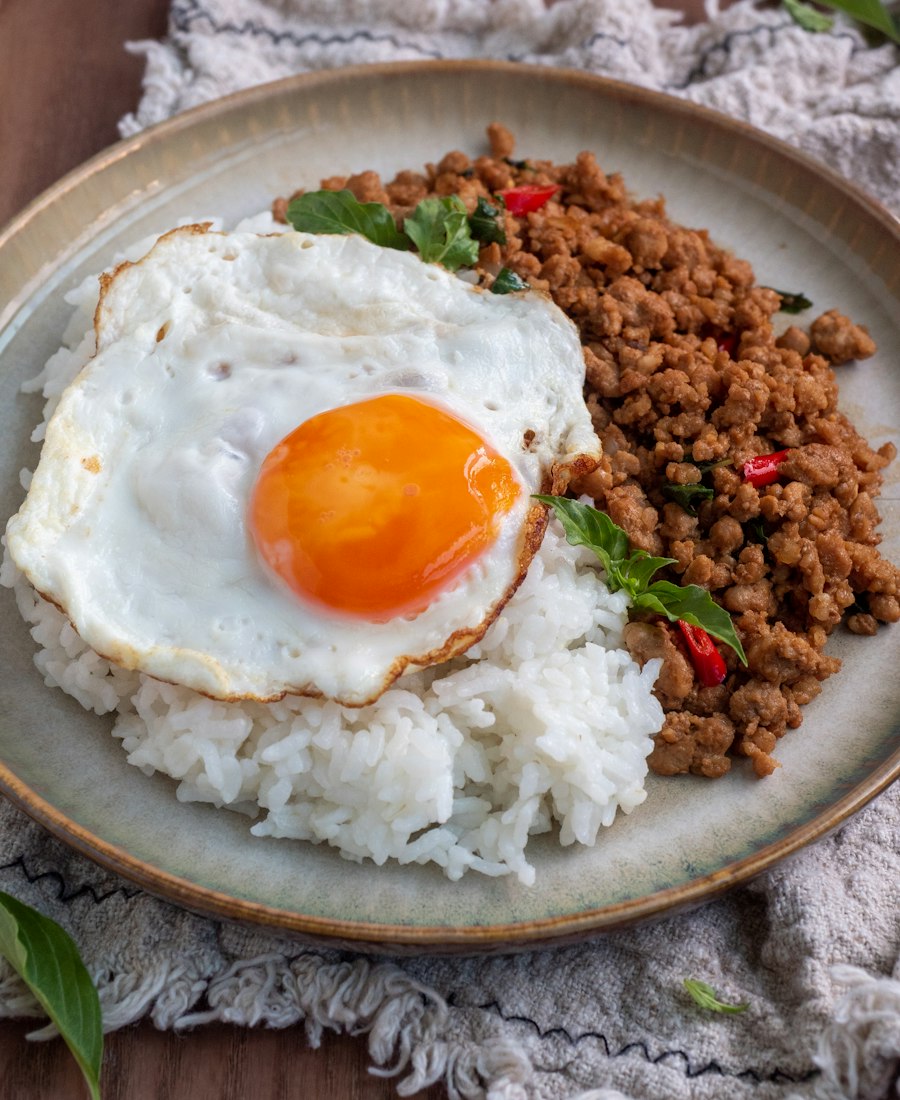 Pad Krapao mit Spiegelei und Reis