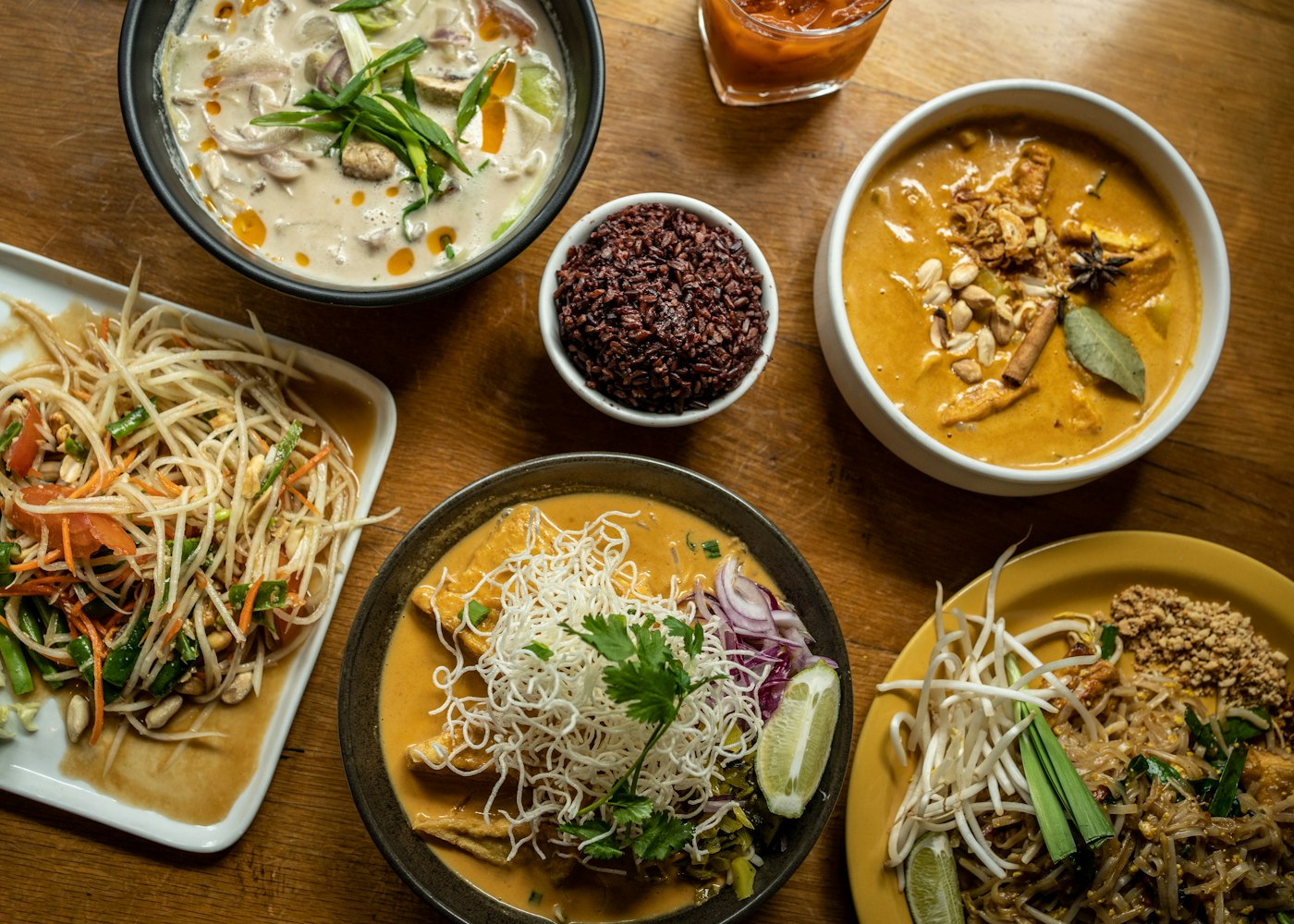 Gedeckter Tisch mit thailändischen Gerichten